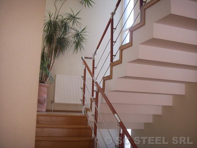 Balustradă din inox în combinație cu lemn