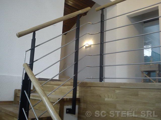 Balustradă din inox și metal vopsit, în combinație cu lemn
