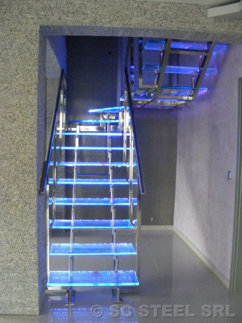 Scară balansată din inox și sticlă cu LED