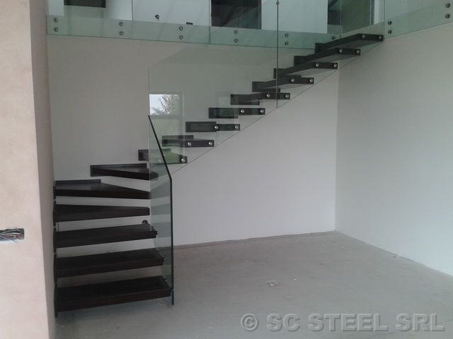 Scară balansată din lemn cu balustradă din sticlă