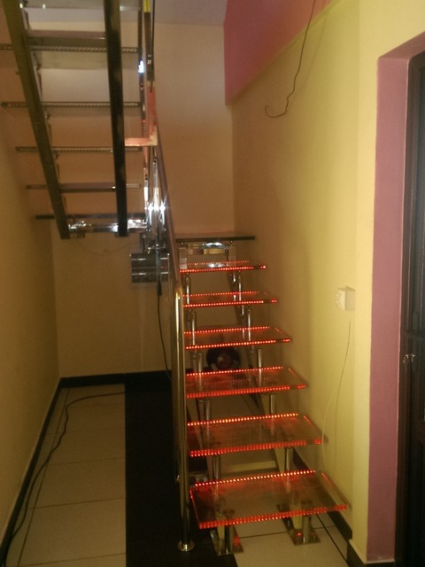 Scară dreaptă din inox și sticlă cu LED