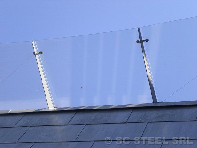 Copertină din metal vopsit și sticlă