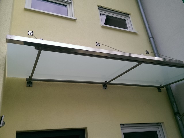 Copertină din metal, inox și sticlă